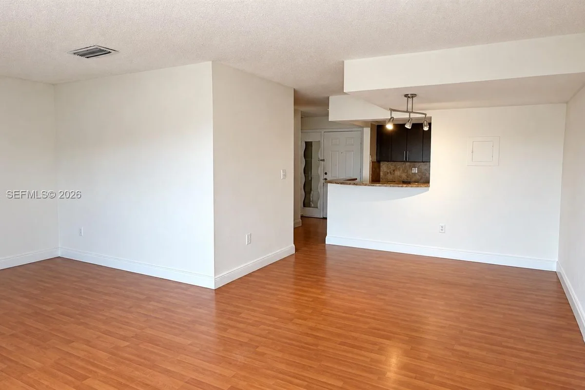 9375 Fontainebleau Blvd #L-402, Miami: photo 1 of 26