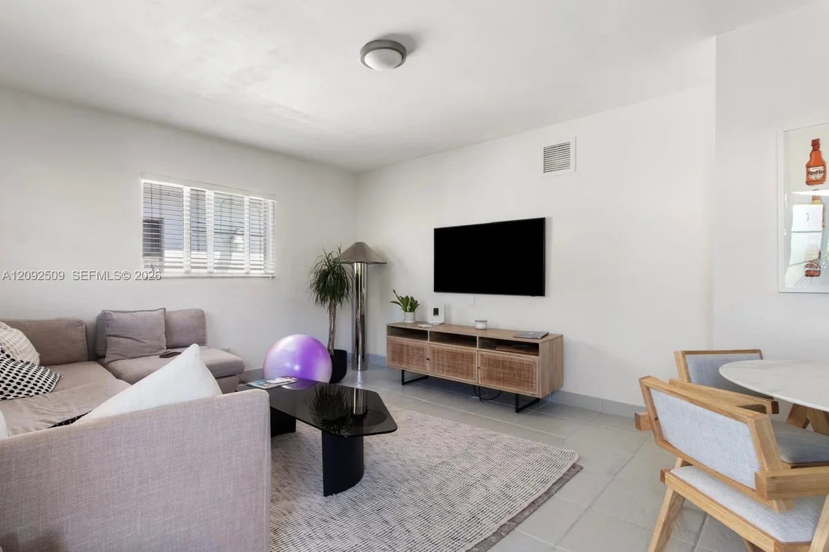 1050 7th St #3, Miami Beach: photo 1 of 11