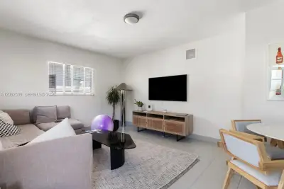 1050 7th St #3, Miami Beach: photo 1 of 11