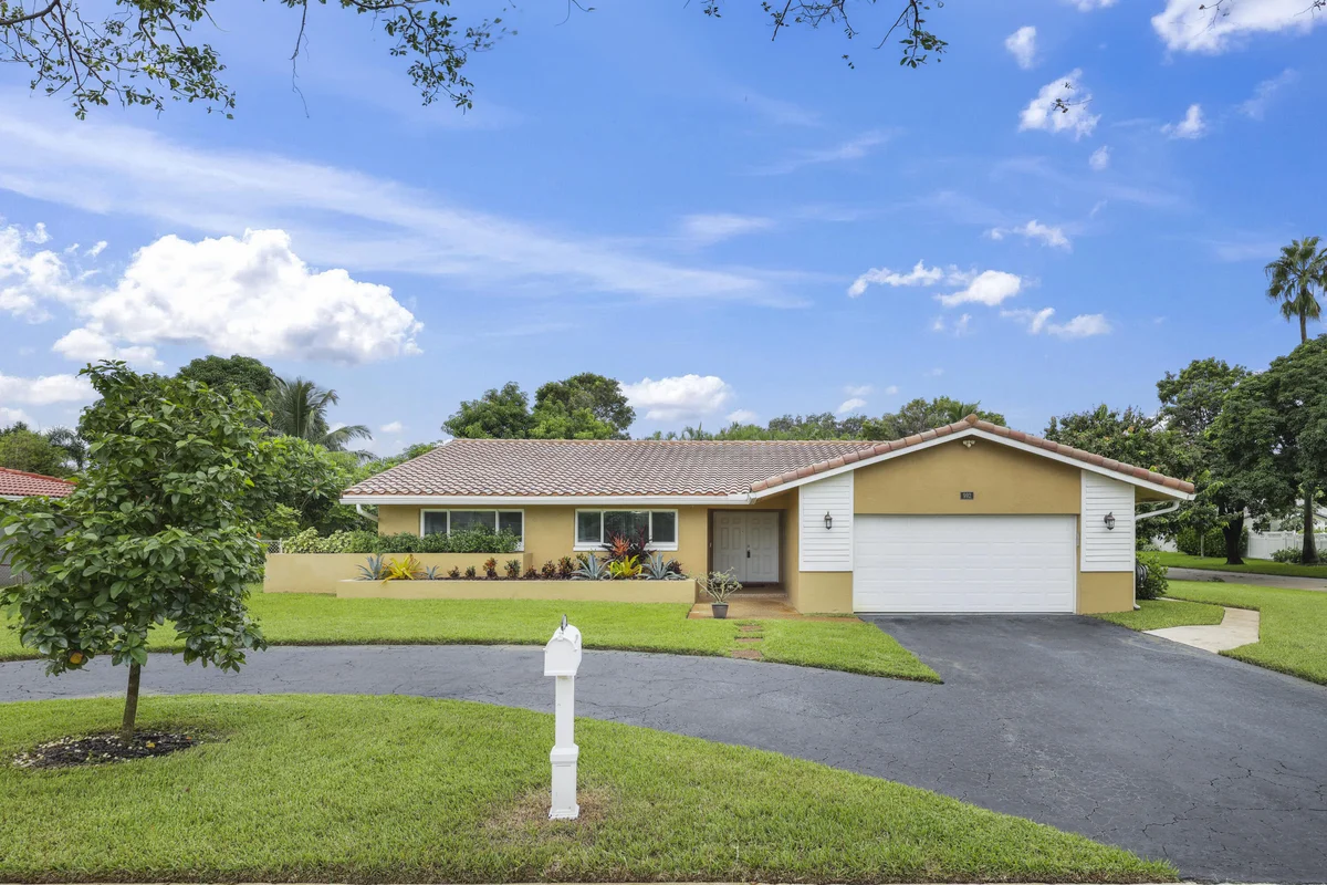 992 NW 83rd Dr, Coral Springs: photo 1 of 53