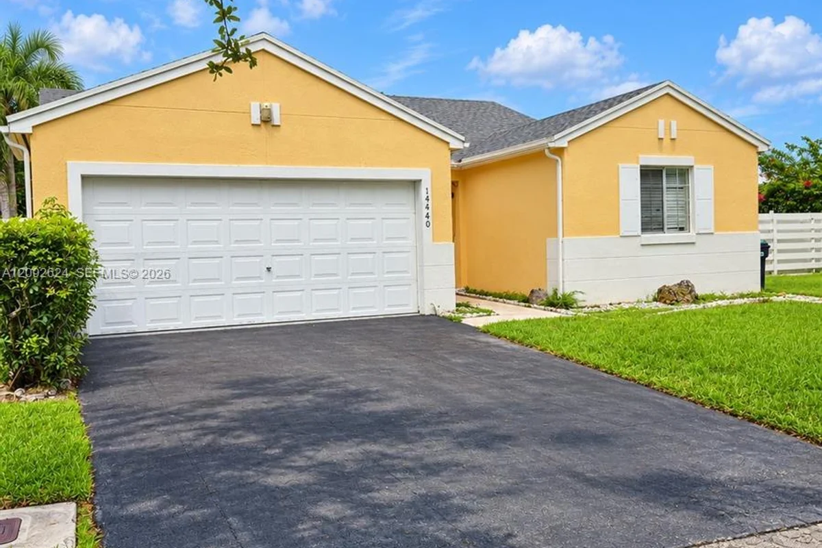 14440 SW 145th Pl, Miami: photo 1 of 17