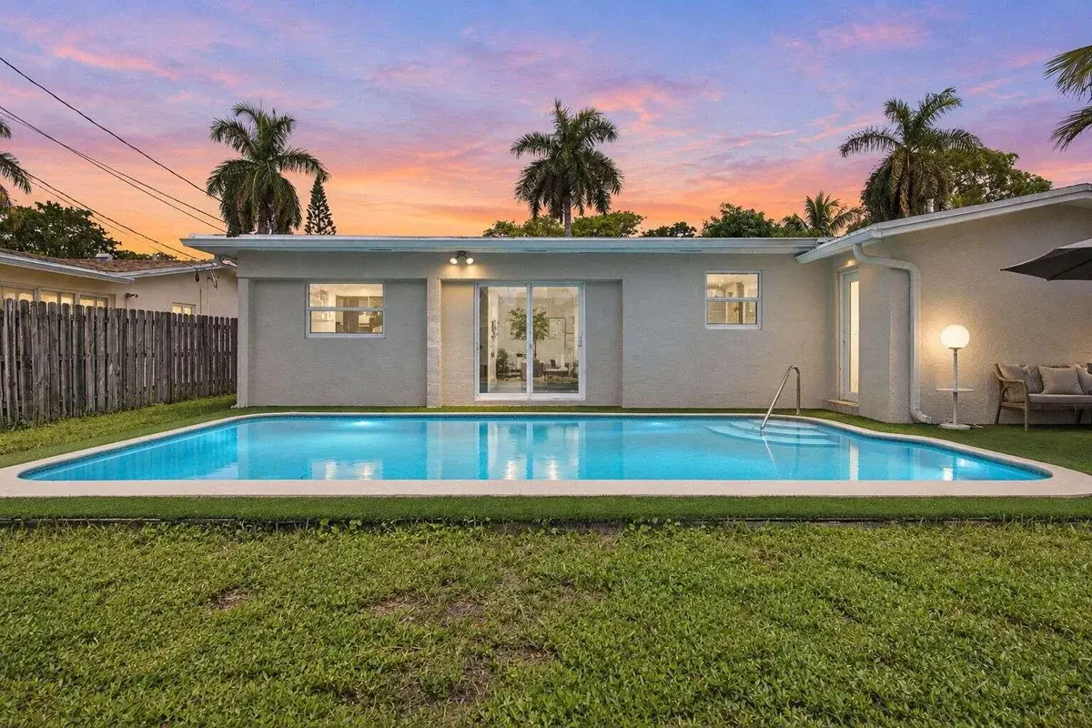 7640 Sunset Strip, Sunrise: photo 1 of 33