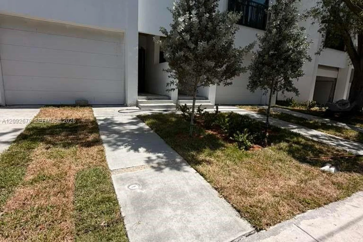 138 NW 33rd St, Miami: photo 1 of 2
