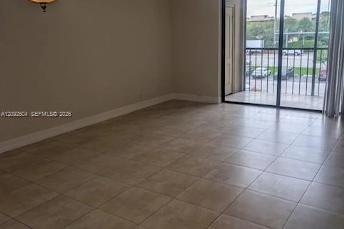 8635 NW 8th St #303, Miami: photo 1 of 7