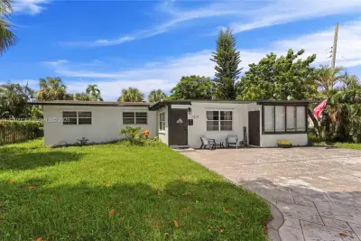 1221 NE 26th Ave, Pompano Beach: photo 1 of 19