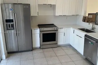 17035 SW 138th Ct, Miami: photo 1 of 7