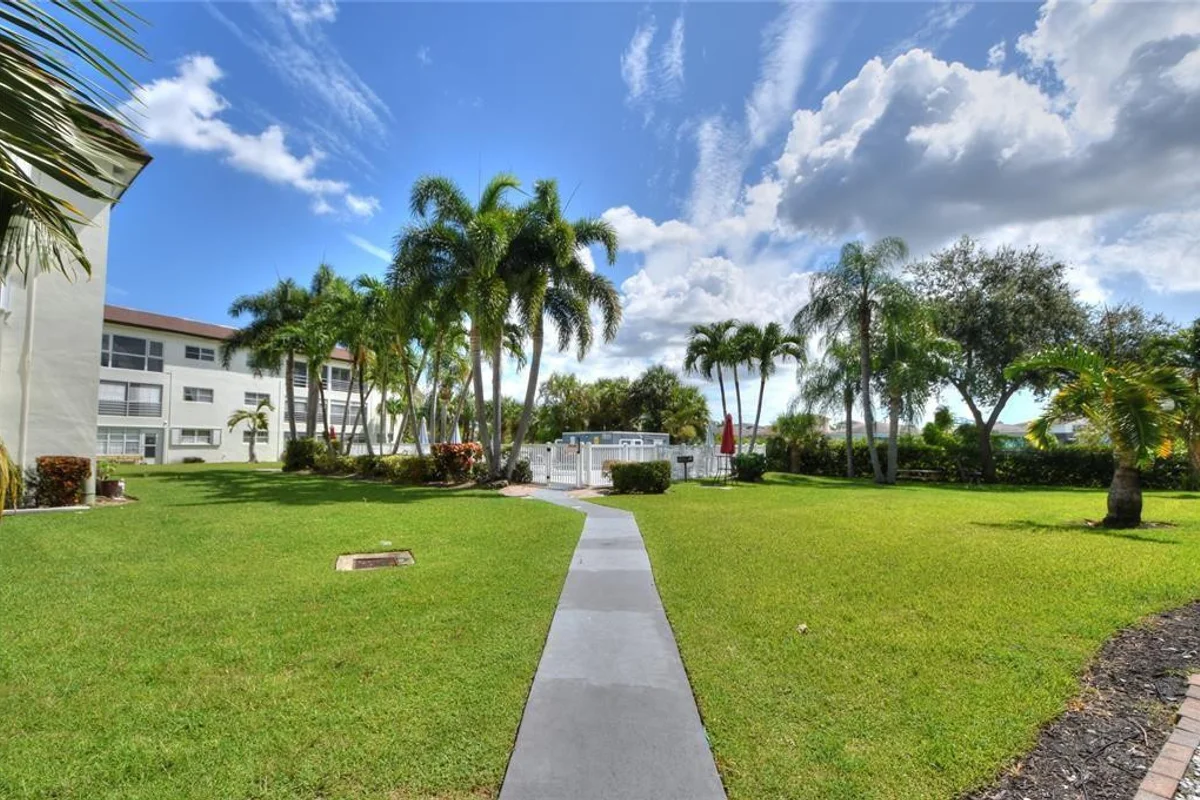 4200 Crystal Lake Dr #212, Deerfield Beach: photo 1 of 9