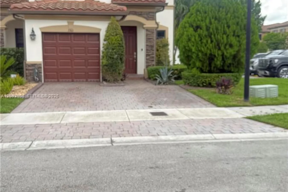 3301 W 89th Ter, Hialeah: photo 1 of 57