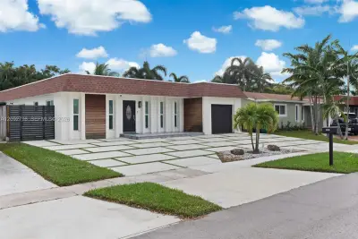 208 SE 4th Ter, Dania Beach: photo 1 of 35