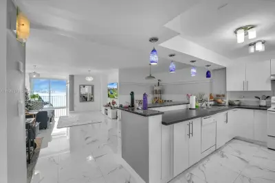 6450 Collins Ave #704, Miami Beach: photo 1 of 2