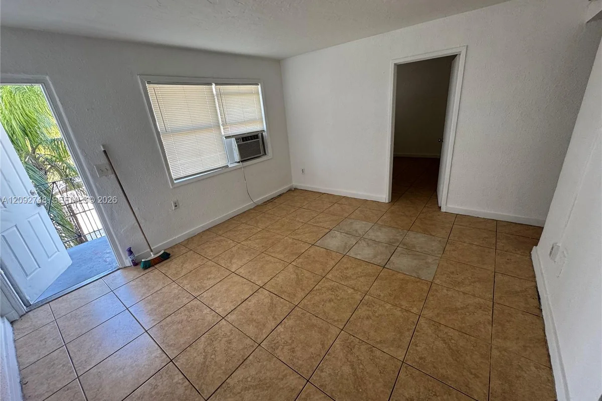1306 NW 61st St #8, Miami: photo 1 of 6