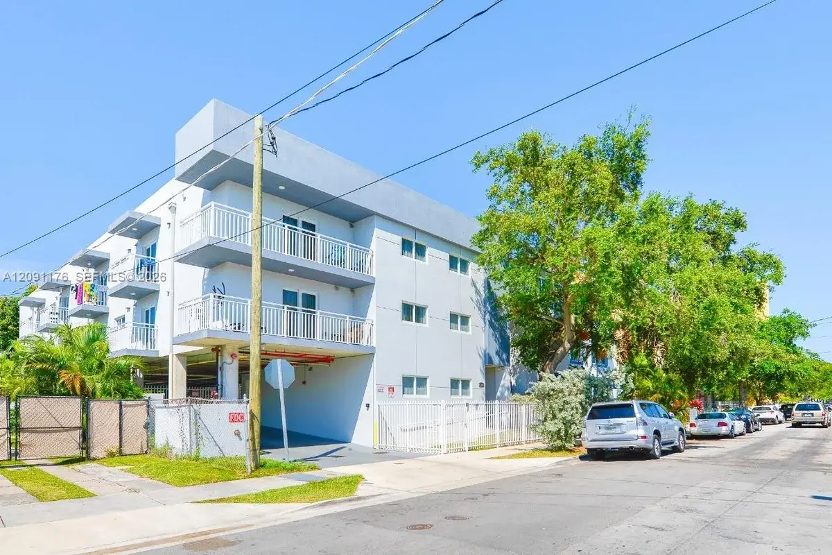 1029 NW 3rd St #202, Miami: photo 1 of 12
