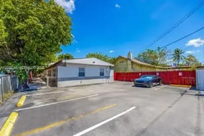 669 NW 28th St #6, Miami: photo 1 of 14