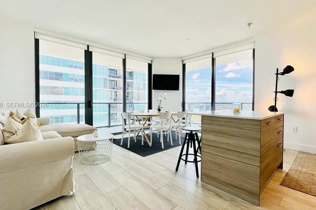 121 NE 34th St #2001, Miami: photo 1 of 37