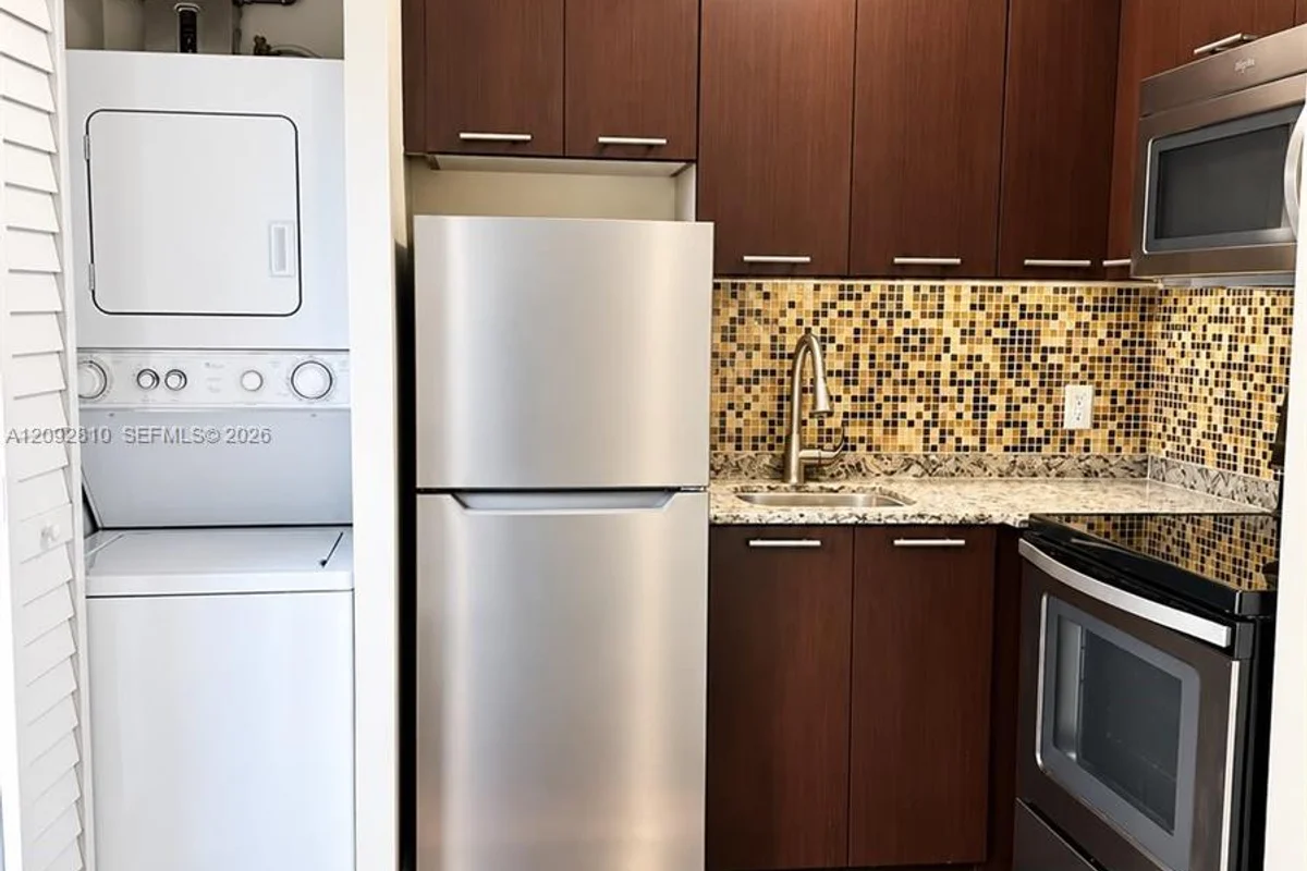 500 SW 9th Ave #5, Miami: photo 1 of 5