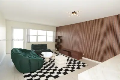 401 Golden Isles Dr #701, Hallandale Beach: photo 1 of 1
