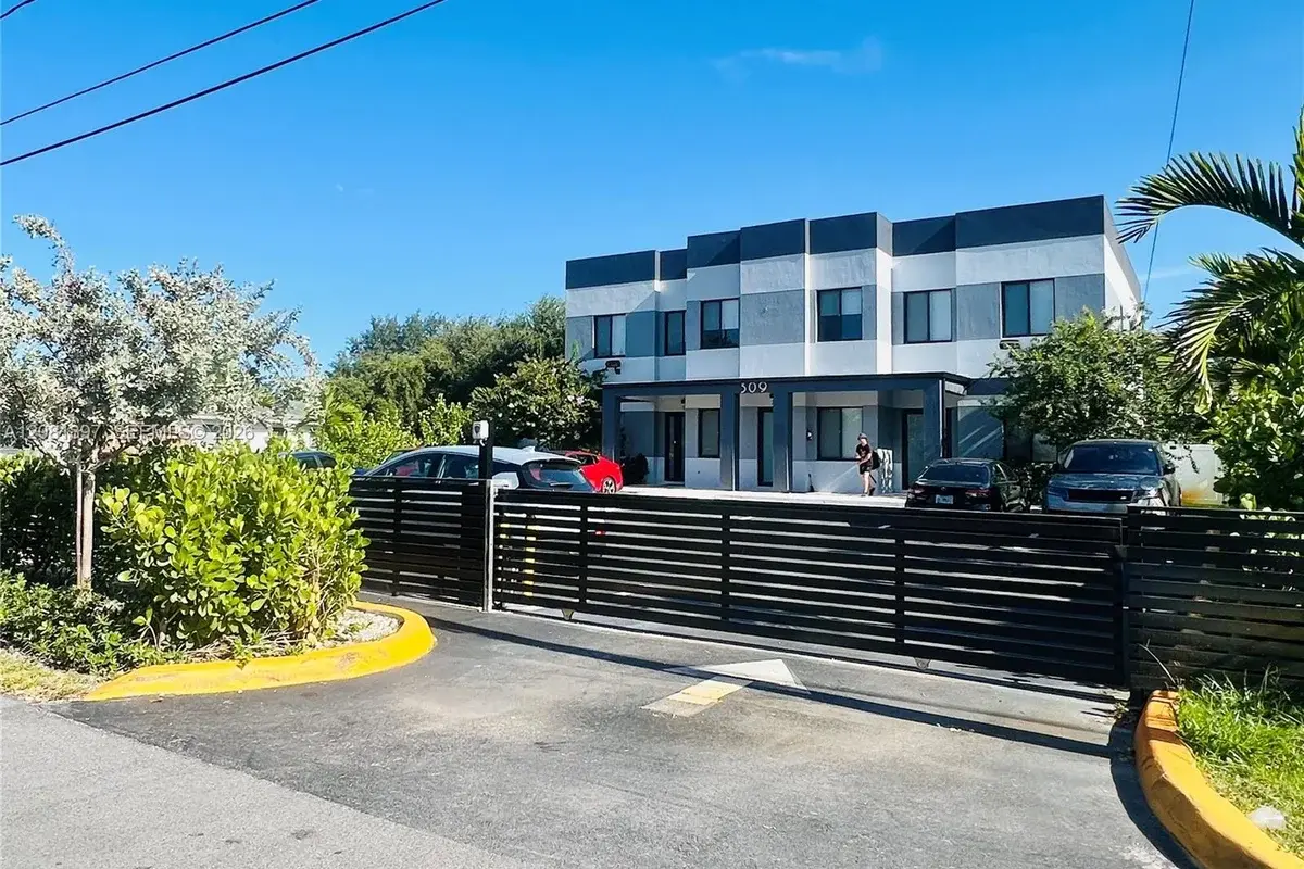 309 NW 7th Ct #1, Hallandale Beach: photo 1 of 17