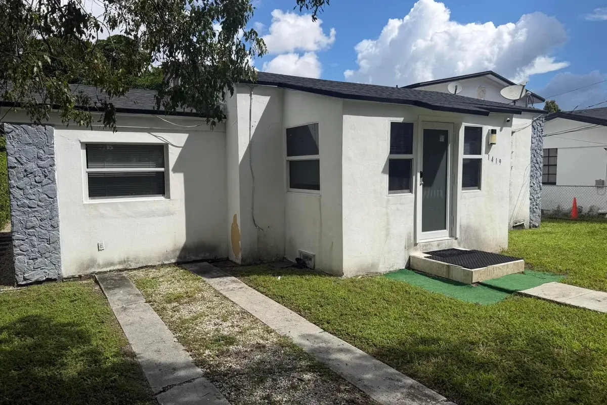 1419 NW 44th St #1, Miami: photo 1 of 27