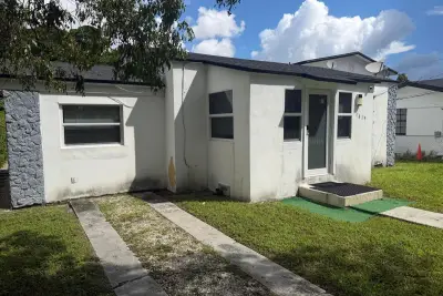 1419 NW 44th St #1, Miami: photo 1 of 27