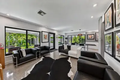 4850 NE 5th Ave, Oakland Park: photo 1 of 41