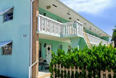 228 N Federal Hwy, Lake Worth Beach: photo 1 of 43