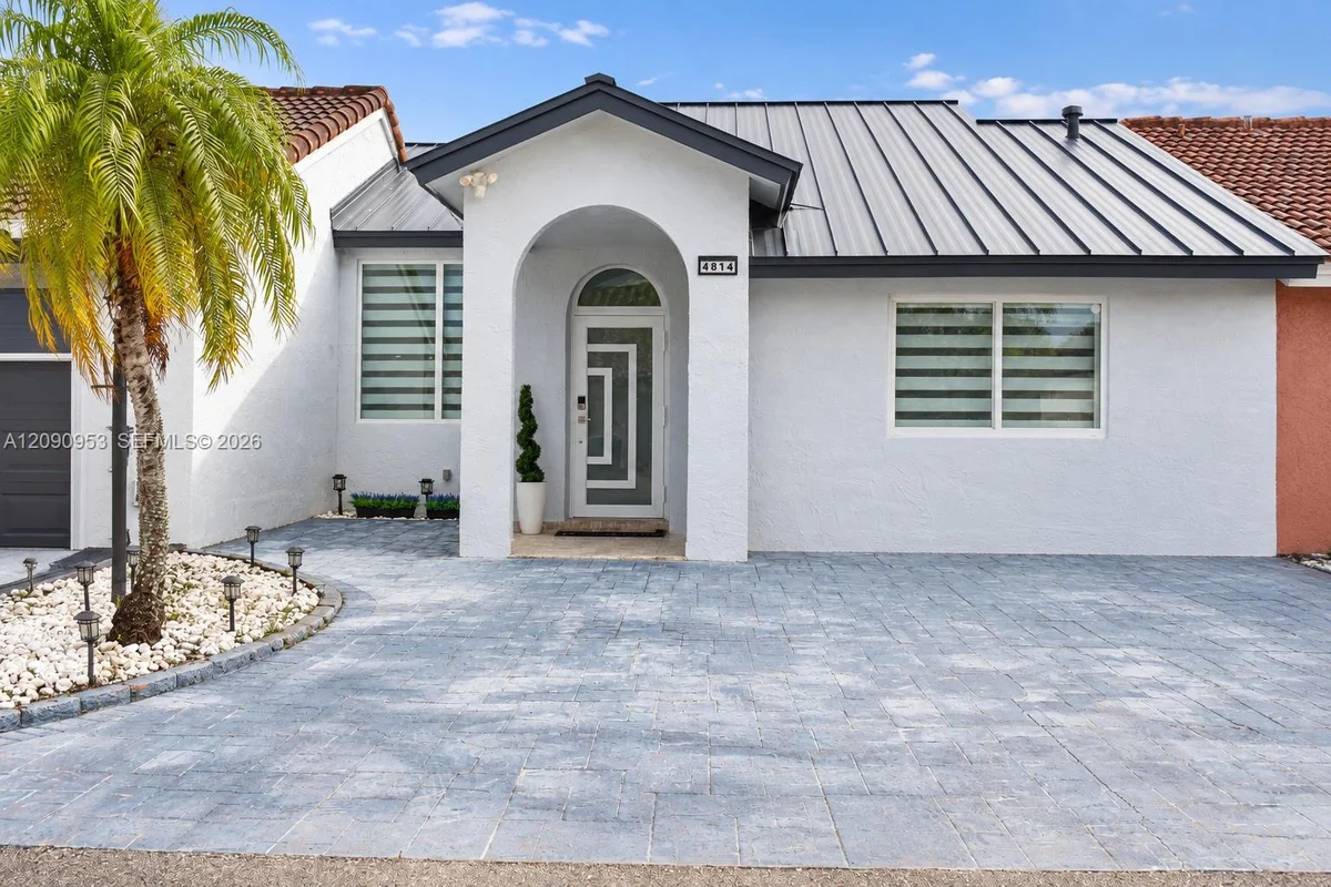 4814 SW 145th Ave, Miami: photo 1 of 19