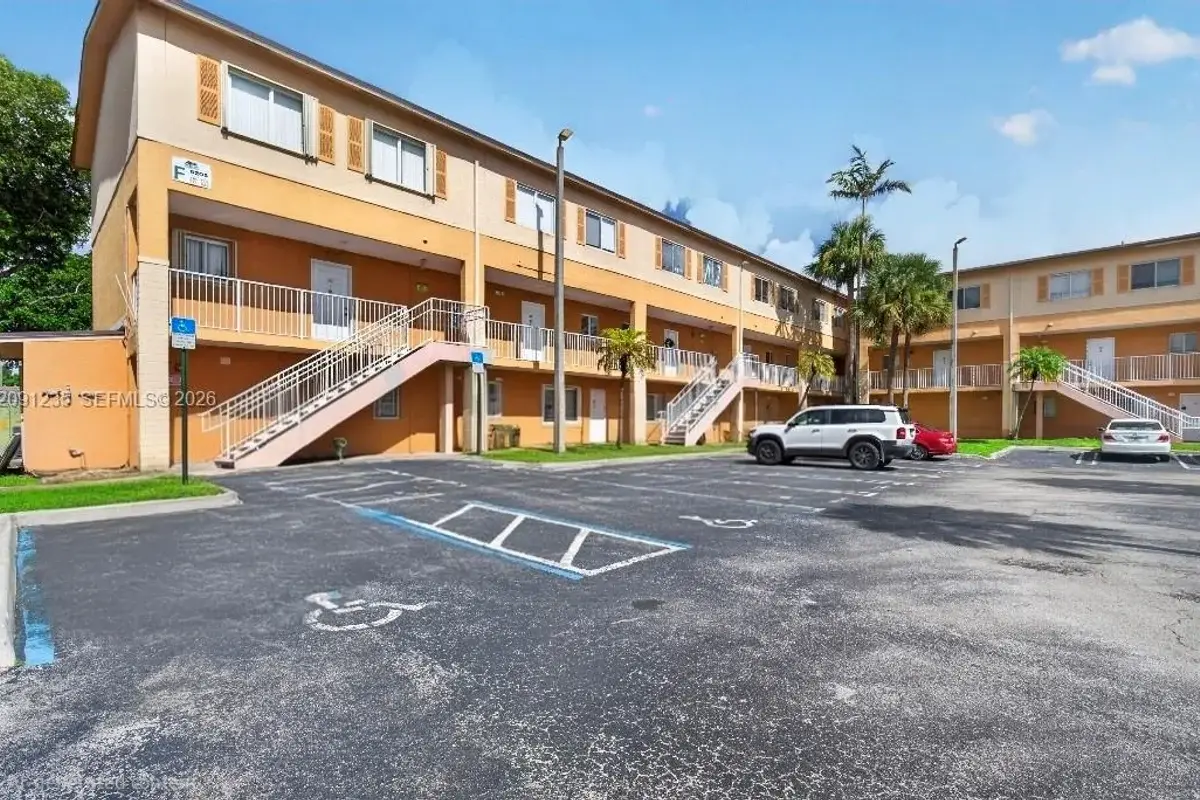 6205 Kendale Lakes Cir #281, Miami: photo 1 of 40