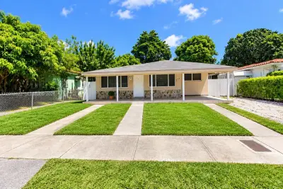 215 NW 67th Ave, Miami: photo 1 of 30