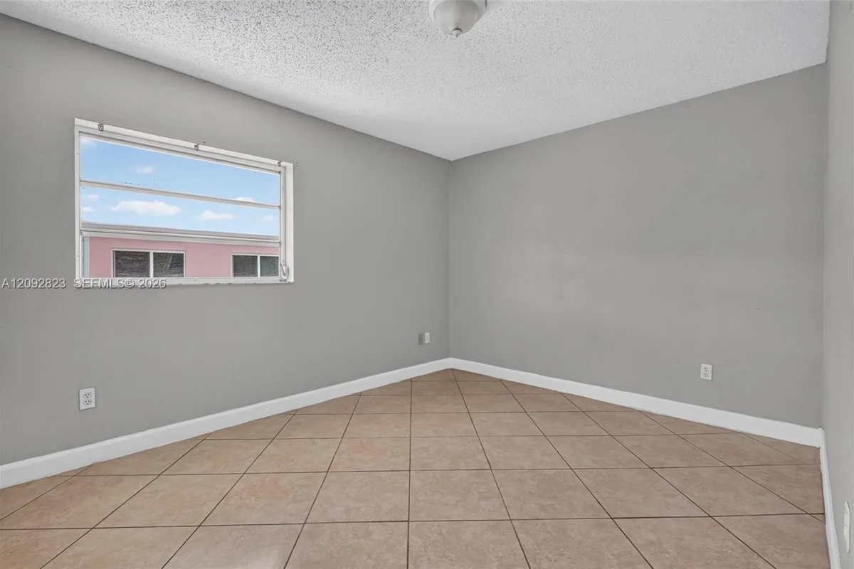 275 W 68th St #106, Hialeah: photo 1 of 29
