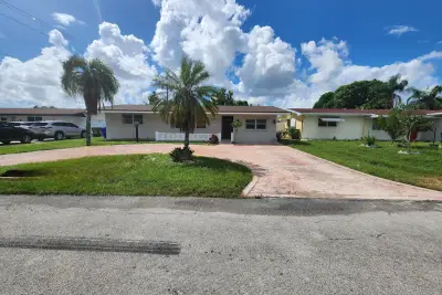 8760 NW 14th St, Pembroke Pines: photo 1 of 13