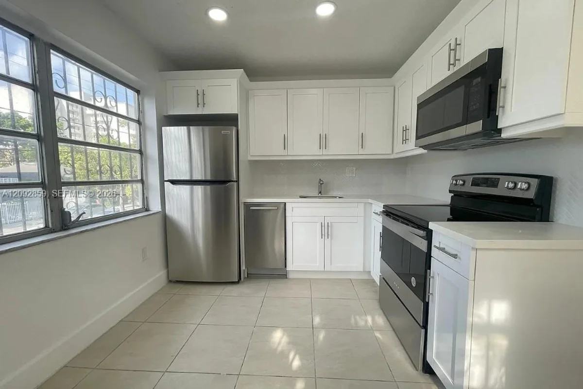 858 SW 2nd St #4, Miami: photo 1 of 7