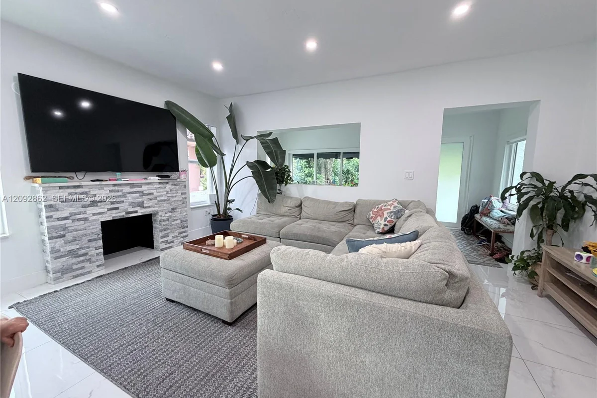 360 SW 20th Rd, Miami: photo 1 of 16
