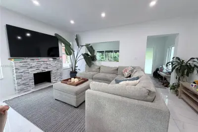 360 SW 20th Rd, Miami: photo 1 of 16