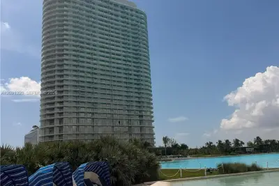 2411 Laguna Cir #1603, North Miami: photo 1 of 16