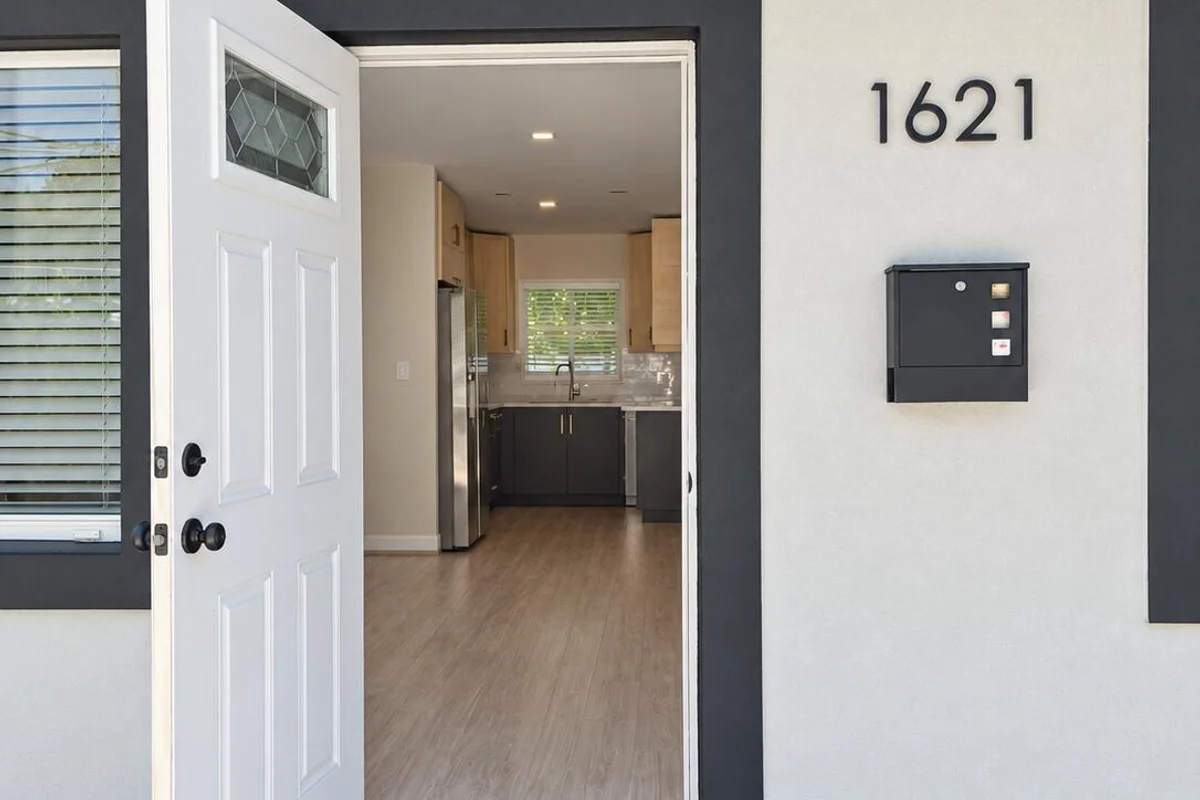 1621 NE 3rd Ave, Fort Lauderdale: photo 1 of 10
