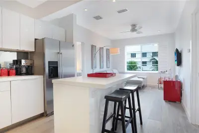 1460 Ocean Dr #407, Miami Beach: photo 1 of 37