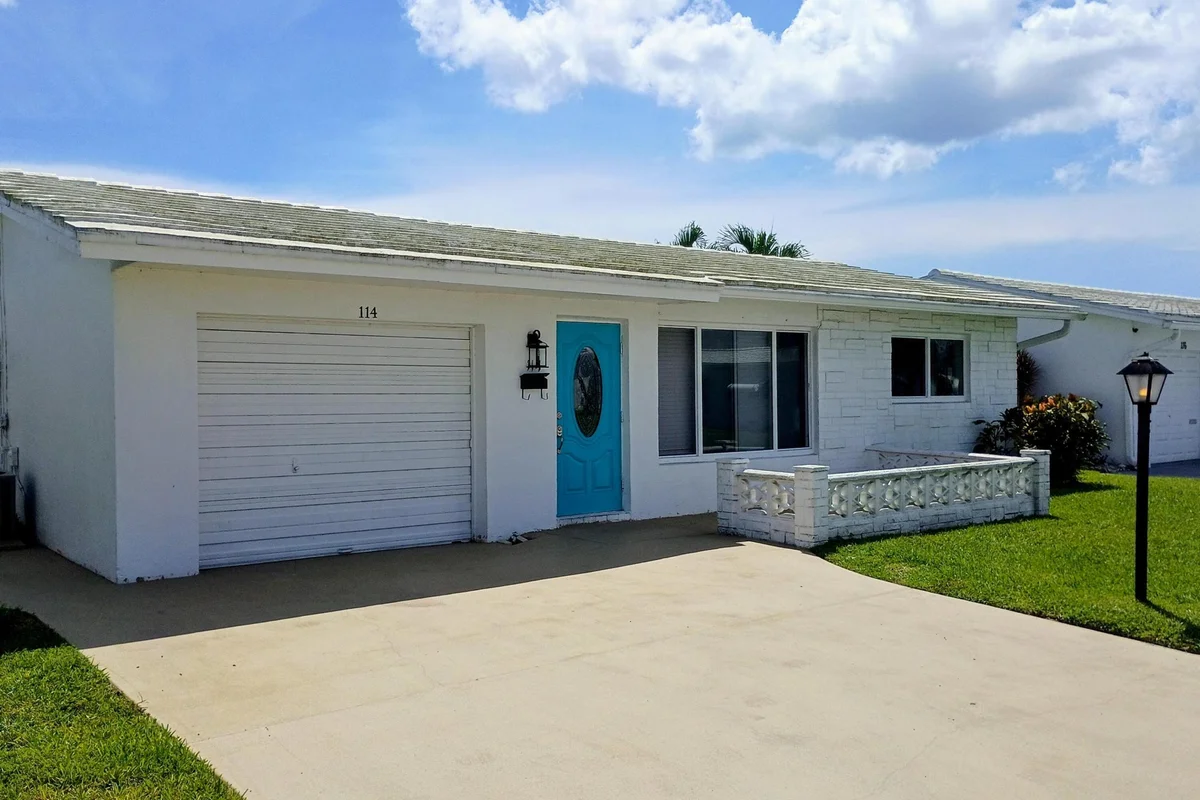 114 SW 10th St, Boynton Beach: photo 1 of 9