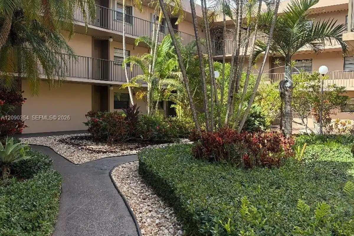 10975 SW 107th St #313, Miami: photo 1 of 14