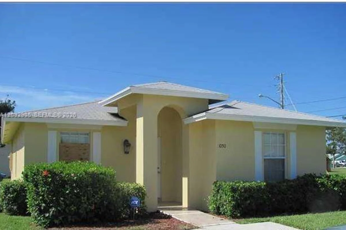 1050 NW 4th St, Boynton Beach: photo 1 of 8
