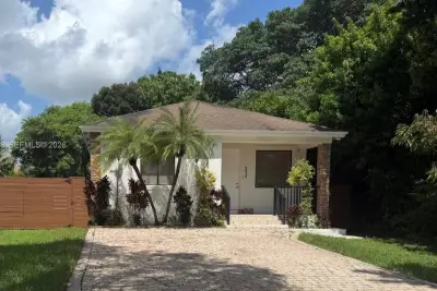 372 SW 2nd St, Florida City: photo 1 of 10