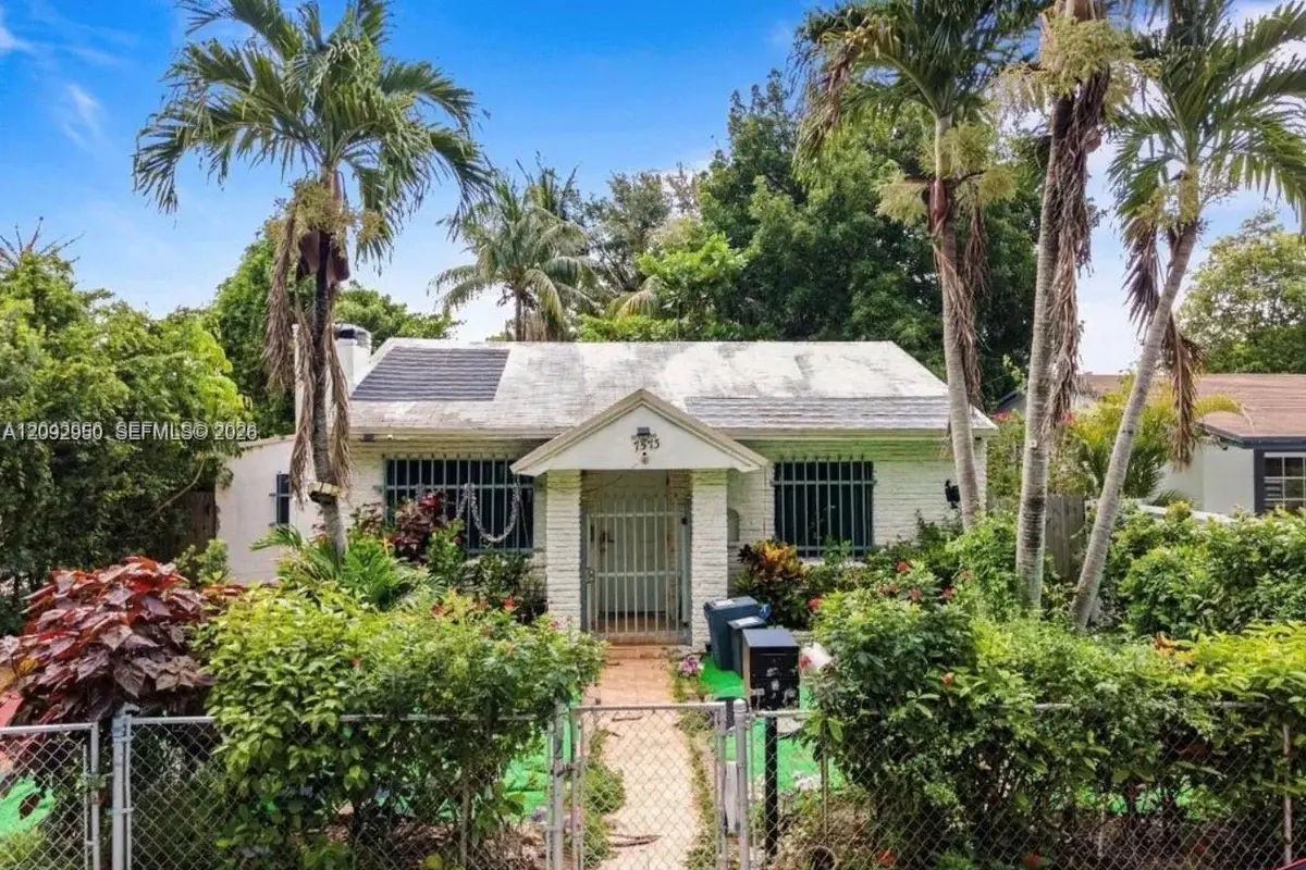 7573 NW 12th Ct, Miami: photo 1 of 13