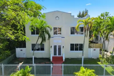 1630 SW 10th St #4, Miami: photo 1 of 5