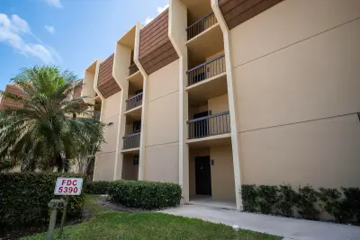5390 Woodland Lakes Dr #104, Palm Beach Gardens: photo 1 of 29