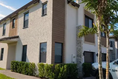 796 NE 208th Ln, Miami Gardens: photo 1 of 33
