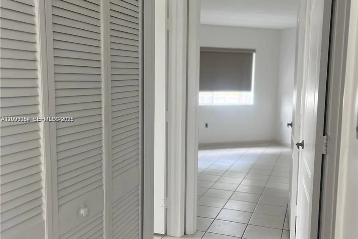 4681 NW 9th St #107, Miami: photo 1 of 10