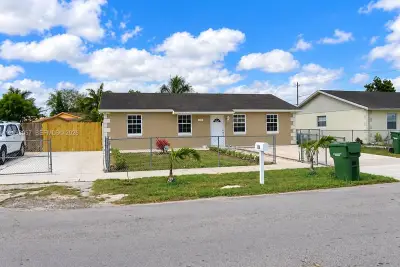 34 SW 17th Ave, Homestead: photo 1 of 5