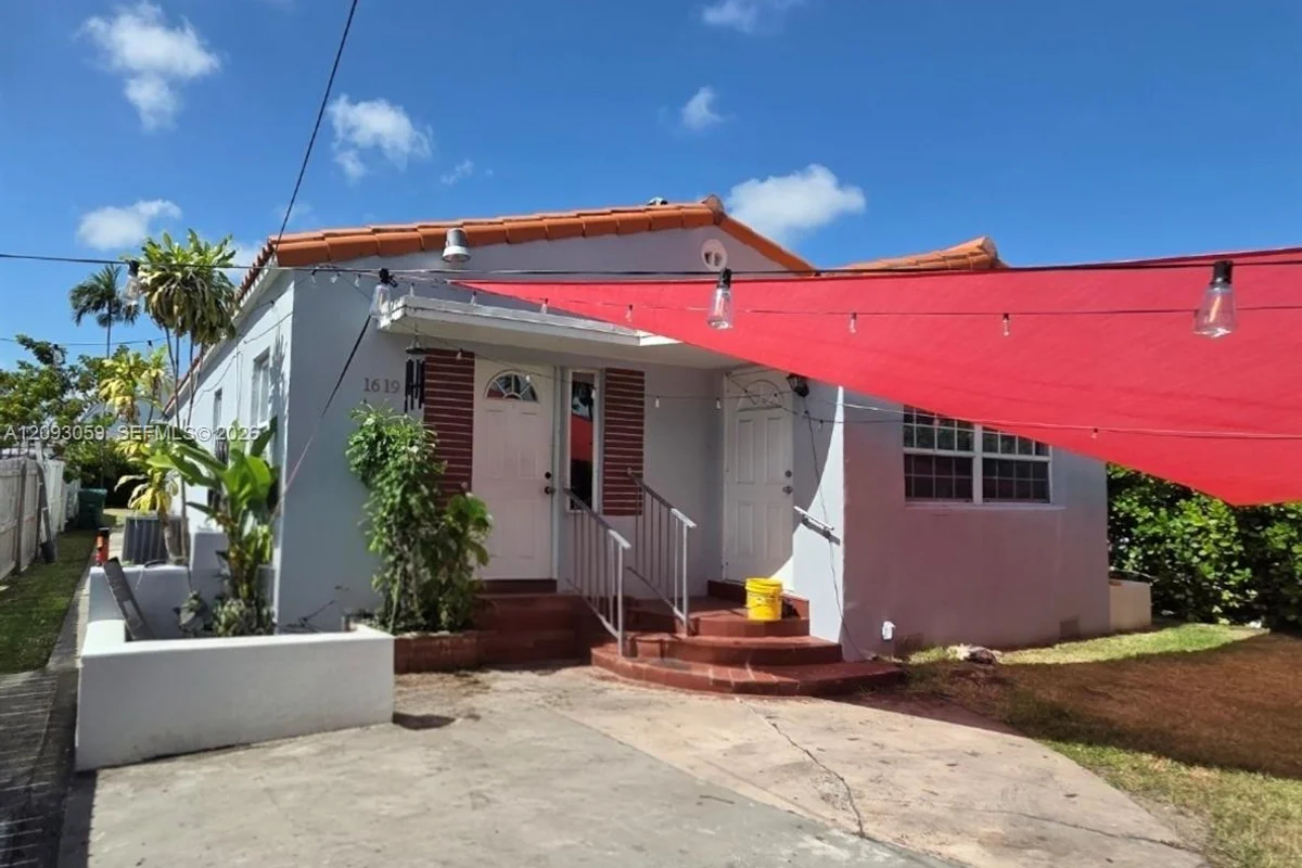 1619 NW 27 St, Miami: photo 1 of 10