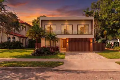 44 NE 88th St, El Portal: photo 1 of 36