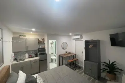 1150 NW 135th Ct, Miami: photo 1 of 6