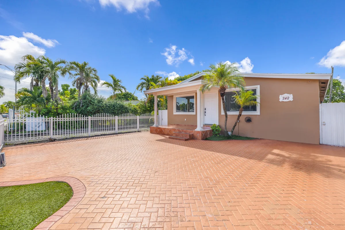 242 W 19th St, Hialeah: photo 1 of 22